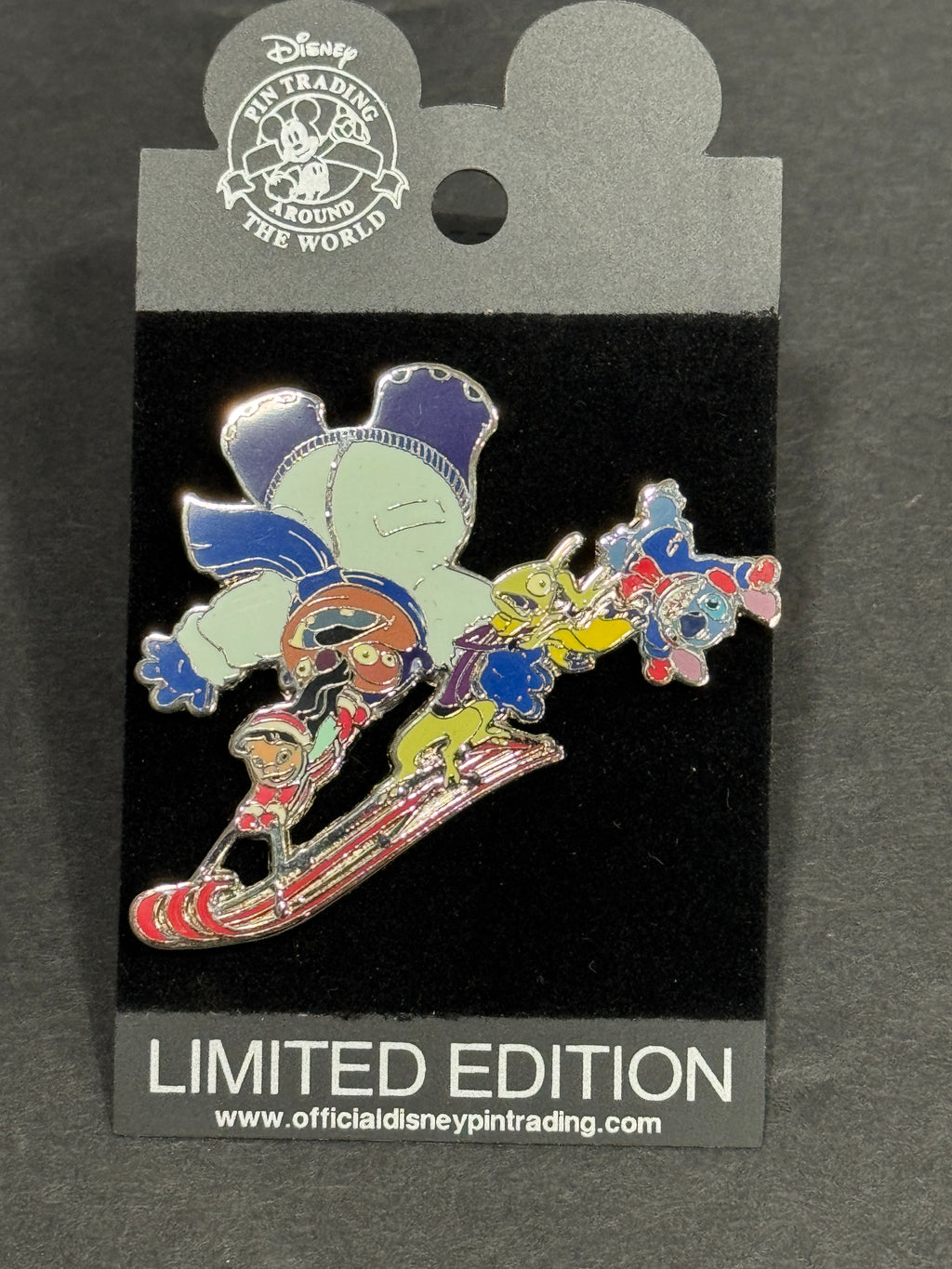 Disney Lilo & Stitch Winter Fun Sledding Pin – LE 250 – Original Card