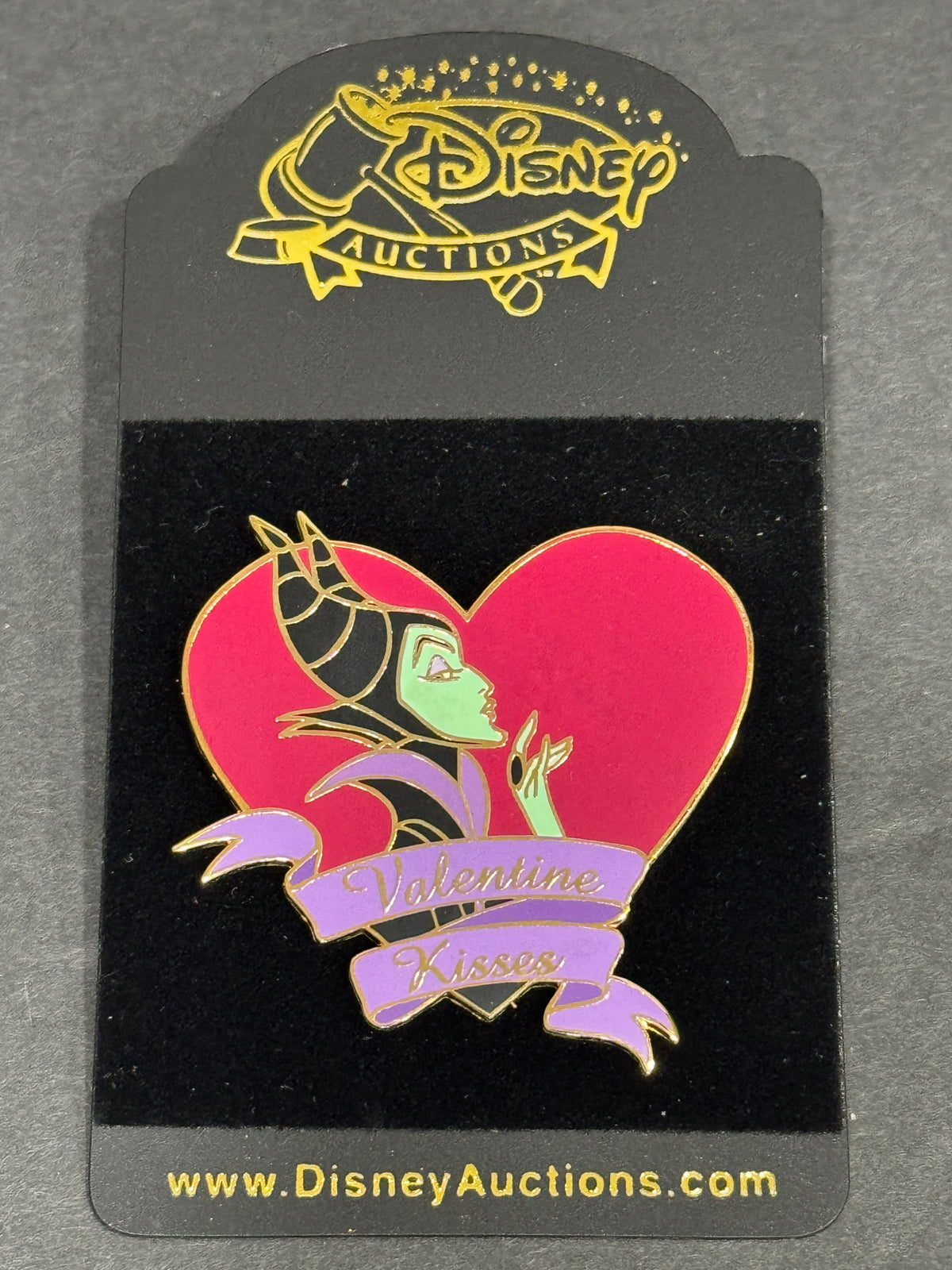 Disney Auctions Maleficent “Valentine Kisses” Pin – LE 1000 – Original Card